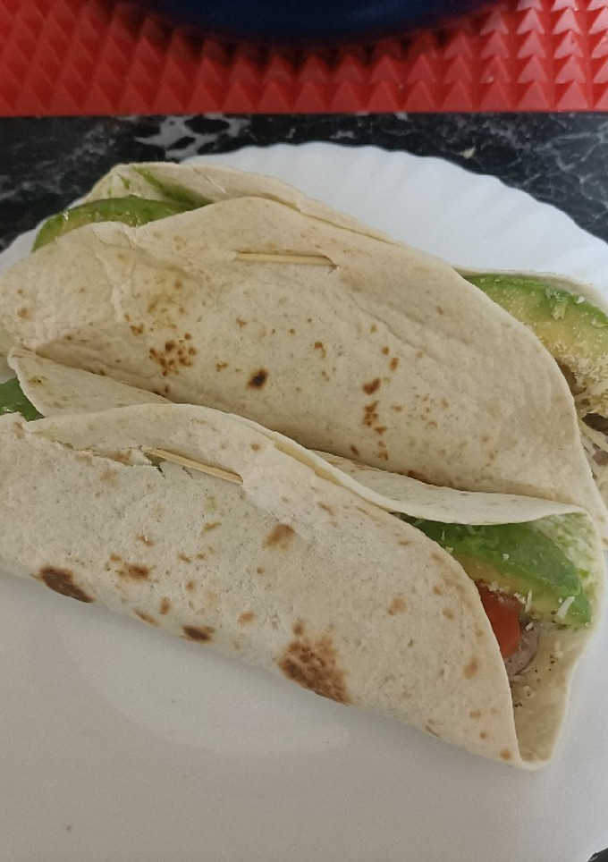 Una foto de Burrito de hamburguesa y aguacate
