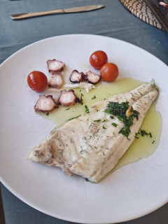 Una foto de Lubina con cherries y pulpo