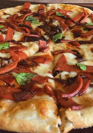 A picture of Tomato Pizza.