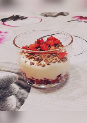 Una foto de Yogurt griego con fresas