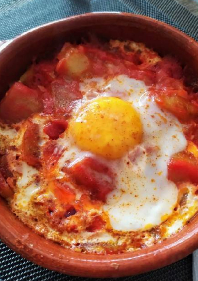 Una foto de Huevos al plato light & vegetariano