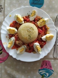 Una foto de Cuscús con tomate pimientos piquillo atún y huevo