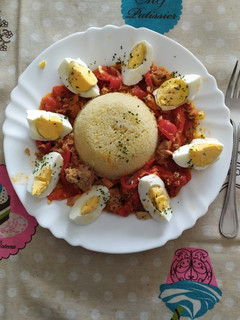 Una foto de Cuscús con tomate pimientos piquillo atún y huevo