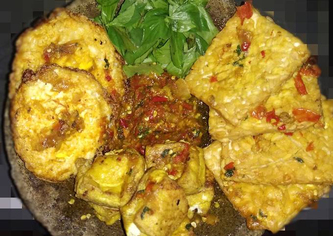 Wajib coba! Resep bikin 3T Penyet Kemangi (Tahu Tempe Telur)  sempurna