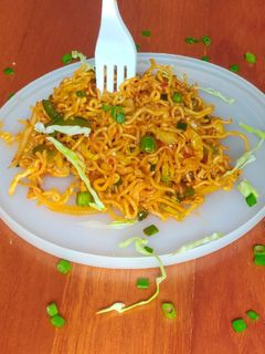 मॅगीची कुरकुरीत चायनीज फ्लेवर्ड भेळ.. (maggichi kukurit Chinese bhel recipe in marathi) रेसिपी चे मुख्य फोटो
