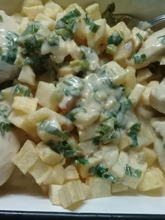 Una foto de Pollo con crema al verdeo y papas
