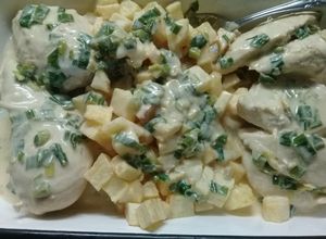 Una foto de Pollo con crema al verdeo y papas