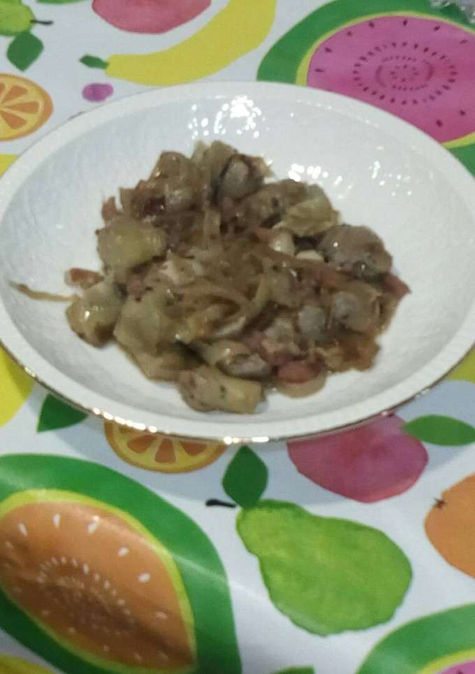 Una foto de Alcachofas con cebolla y jamón serrano
