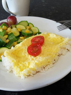 Una foto de Tortilla de arroz con calabacín y maíz