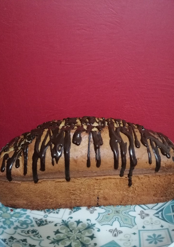 Una foto de Queque fácil de yogurt con baño de chocolate en polvo 😋