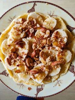 Una foto de Crepes con Plátano y Almendras Tostadas