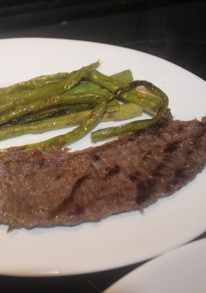 Una foto de Ternera con espárragos al grill doble