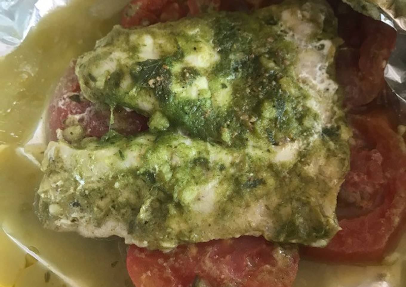 Pescado empapelado con perejil