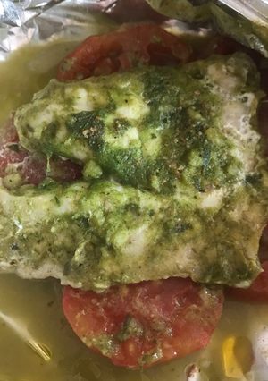 Una foto de Pescado empapelado con perejil