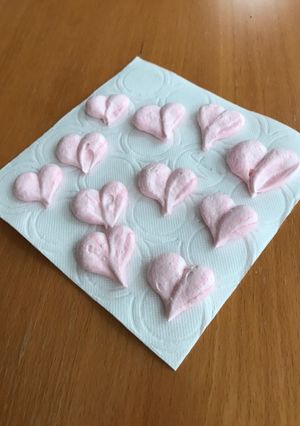 A picture of Meringue Hearts.
