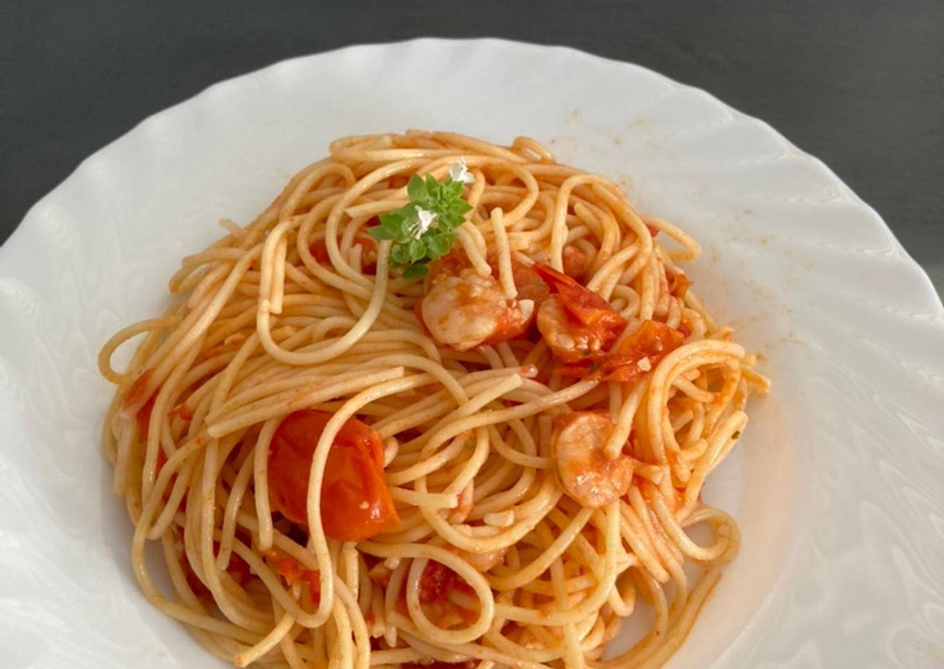 Pasta con tomates cherry y gambas