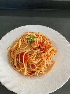 Una foto de Pasta con tomates cherry y gambas