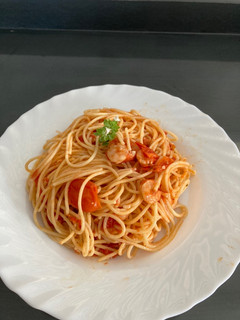 Una foto de Pasta con tomates cherry y gambas