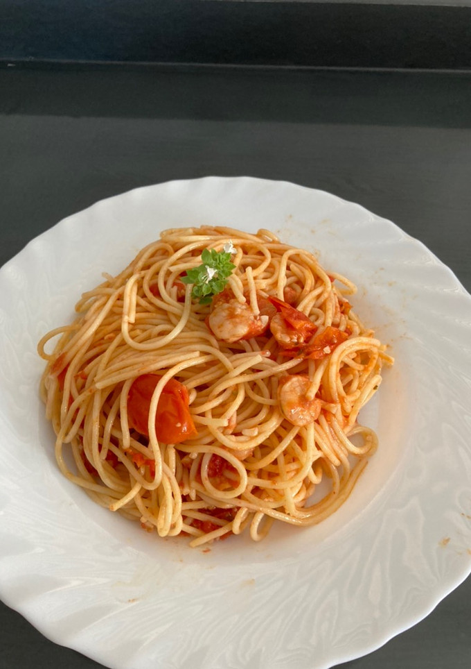 Una foto de Pasta con tomates cherry y gambas