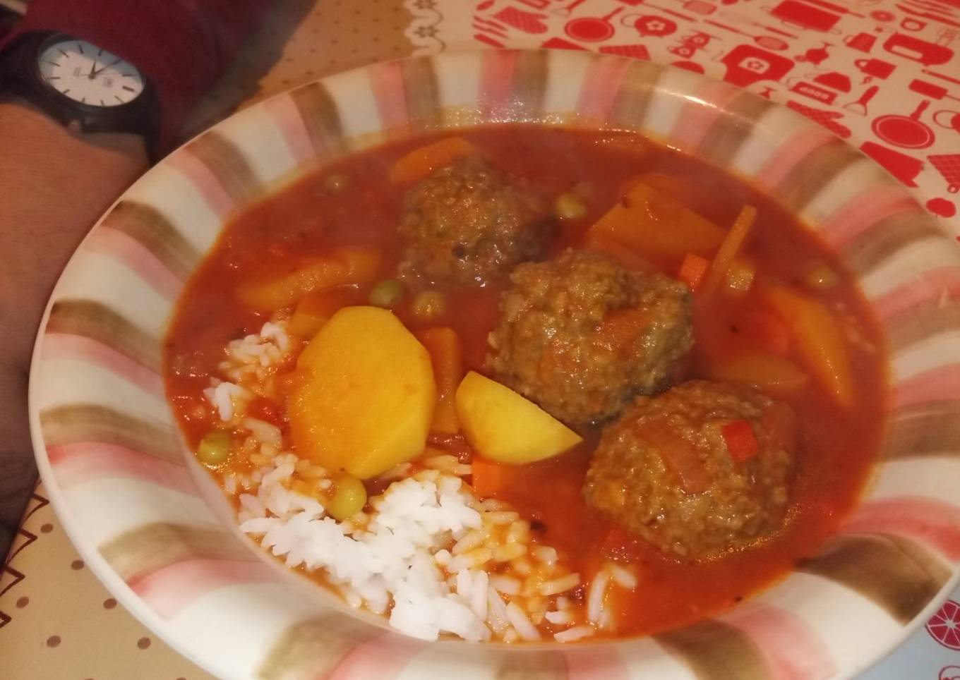 Estofado con albóndigas