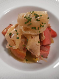 Una foto de Ensalada de tomate y pollo en escabeche