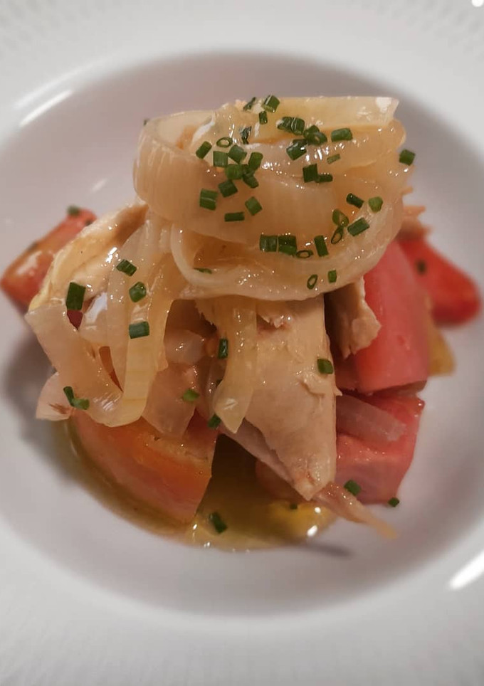 Una foto de Ensalada de tomate y pollo en escabeche