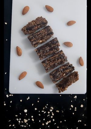 ચોકલૅટ ગ્રેનોલા બર (Chocolate granola bar recipe in Gujarati) રેસીપી મુખ્ય ફોટો