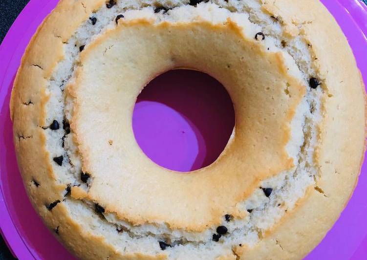 Ciambellone senza latte e uova con cocco e gocce di cioccolato