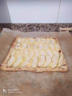 Una foto de Hojaldre de natillas y manzana