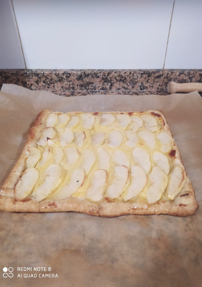 Una foto de Hojaldre de natillas y manzana