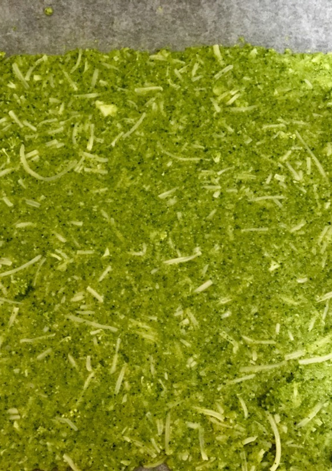 Una foto de Base de pizza con brócoli, emmental y harina de garbanzo