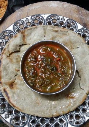 જૂવાર બાજરી નો રોટલો (Jowar Bajara Rotlo Recipe In Gujarati) રેસીપી મુખ્ય ફોટો