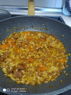 Una foto de Arroz con lentejas y choricillo