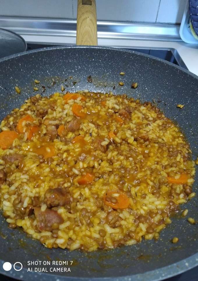 Una foto de Arroz con lentejas y choricillo