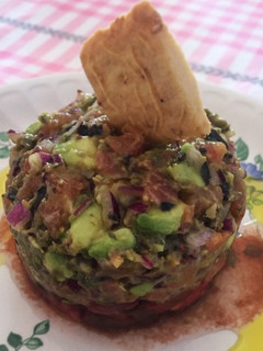 Una foto de Tartar de Atún Rojo con aceitunas negras