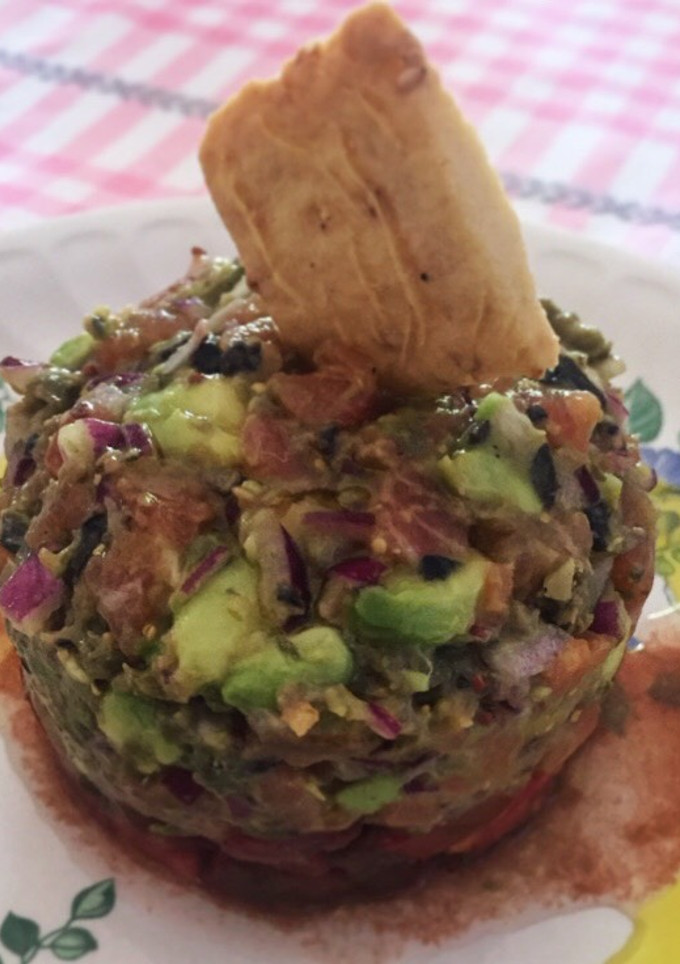 Una foto de Tartar de Atún Rojo con aceitunas negras