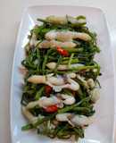 Ốc móng tay xào rau muống