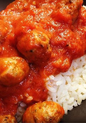 Une photo de Boulettes de viande de porc au herbes et sauce tomate