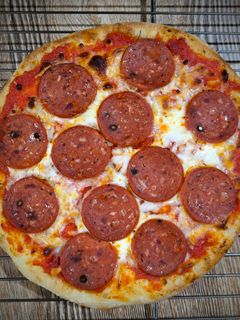 عکسی از دستور پیتزا پپرونی🍕 (Pepperoni pizza)