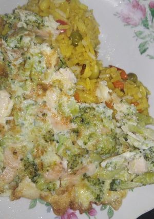 Una foto de Arroz a la jardinera con tortilla de brócoli