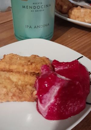 Una foto de Bastones de atún con crema de remolachas y crema