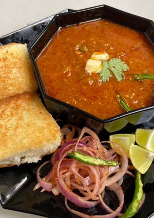 A picture of Delicious pao bhaji.