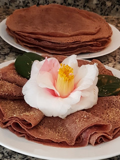 Una foto de Filloas de vino tinto y chocolate