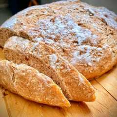 Una foto de Pan integral de manzana y nueces 🍎🍞❤