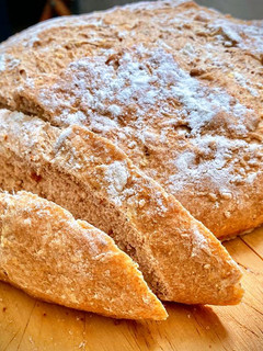 Una foto de Pan integral de manzana y nueces 🍎🍞❤