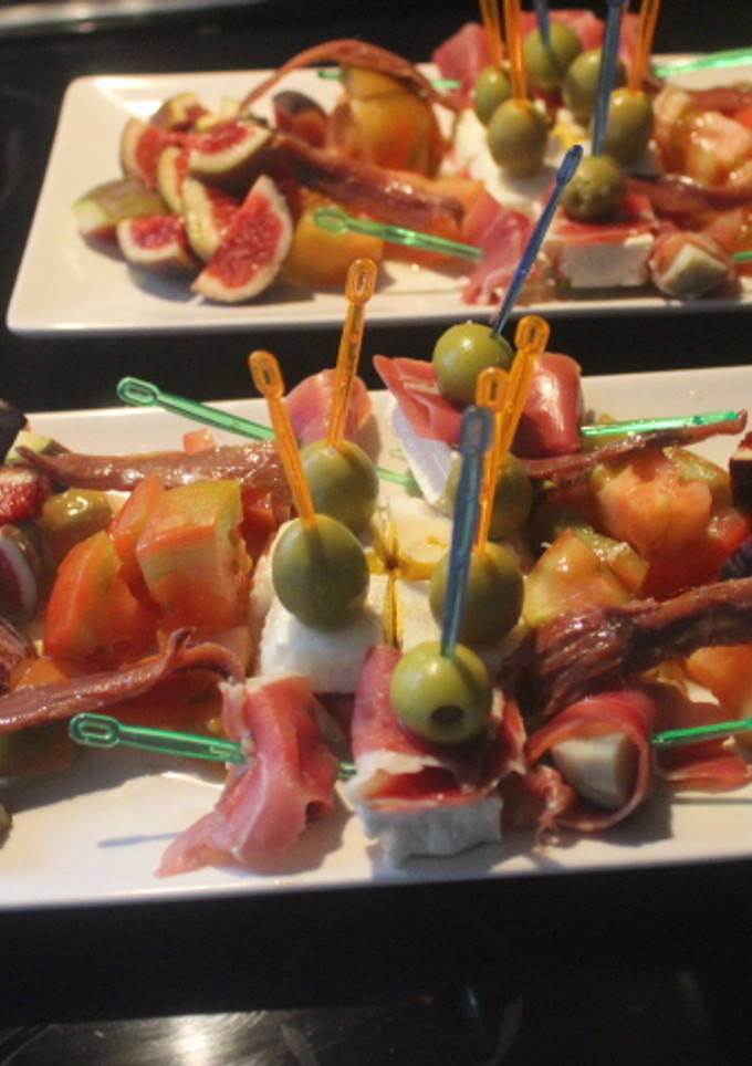 Una foto de Ensalada de jamón, queso y huevos cuadrados