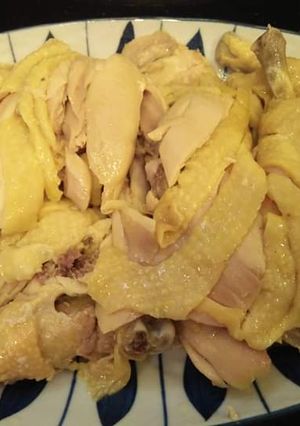 A picture of Hainam chicken rice.