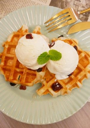 A picture of No-Knead Croissant Waffles – Popular Korean Dessert.