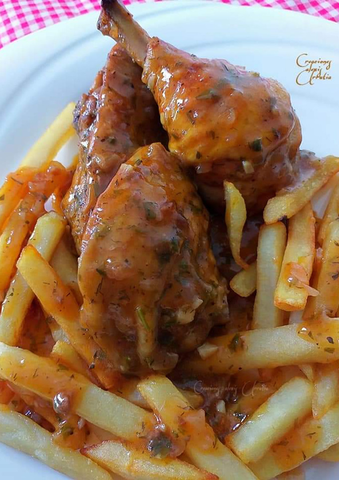 Una foto de Pollo alexis Urrutia en bolsa al horno con patatas fritas