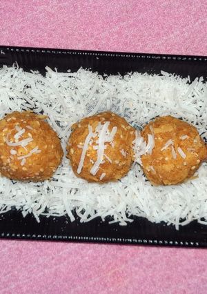 A picture of Coconut Jaggery Ladoo.